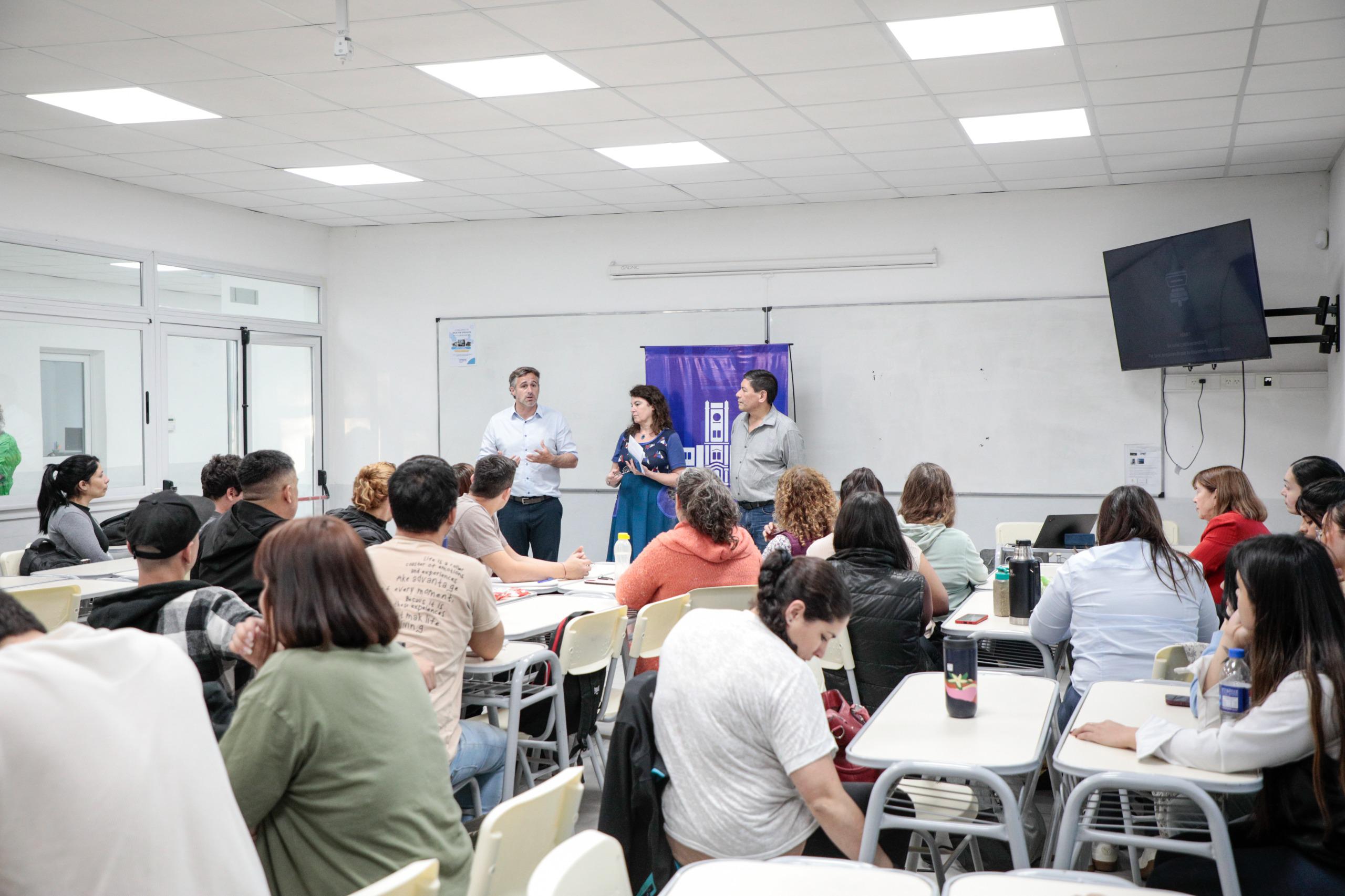 NOTICIAS PILAR:Achaval visito la Universidad NACIONAL de Pilar a dos años de que  se convirtio en Ley.