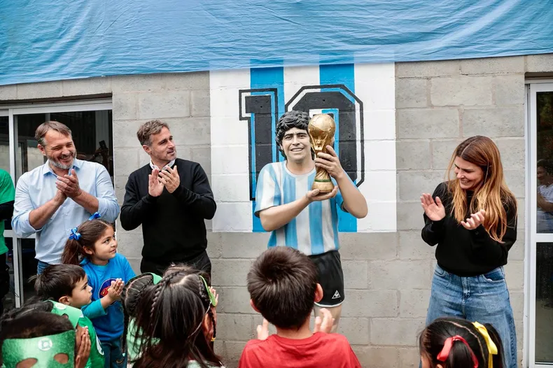 NOTICIAS PILAR:FEDERICO ACHAVAL PRESENTO UNA ESCULTURA DE MARADONA A 65 AÑOS DE SU NACIMIENTO.
