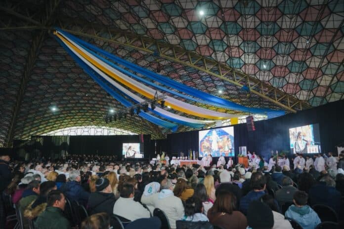 Multitudinaria misa del enviado del Papa en el Predio Floral por el 50&deg; aniversario de la Di&oacute;cesis Z&aacute;rate-Campana