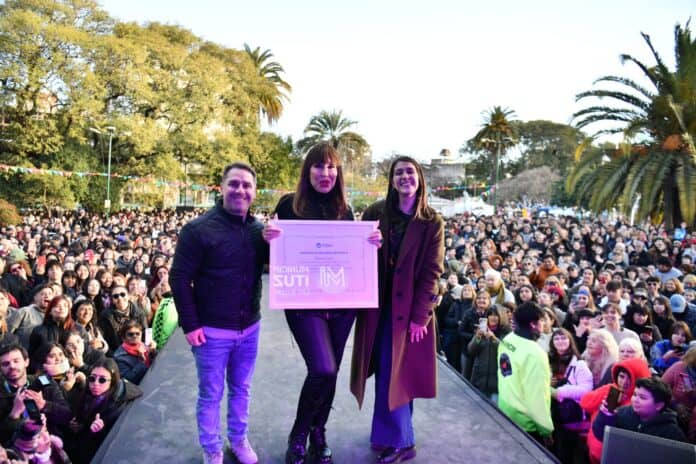 Pablo Descalzo y Moria Cas&aacute;n celebraron la fuerza de las industrias culturales en la FRICC