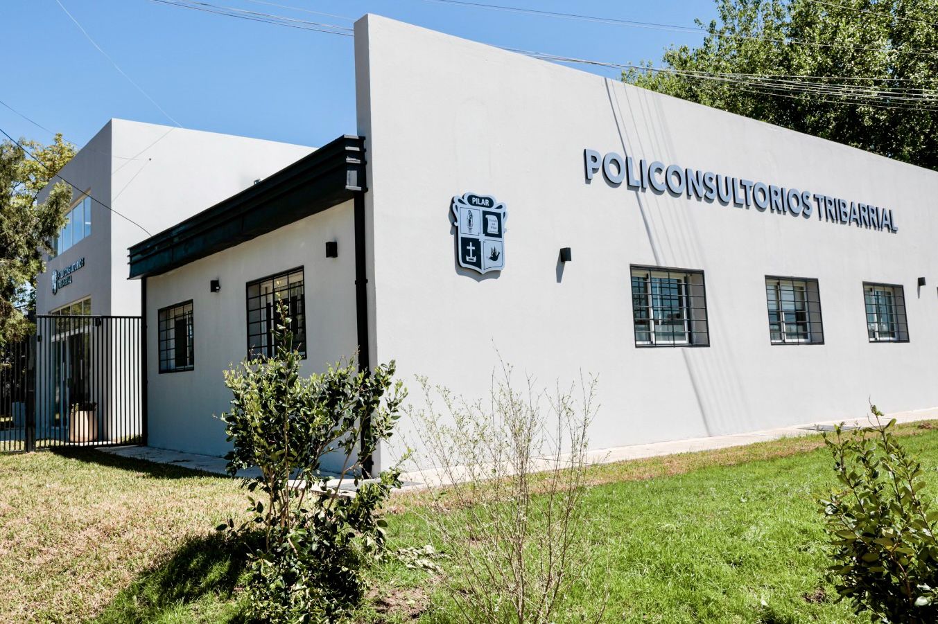 NOTICIAS PILAR: ACHAVAL VISITO LOS NUEVOS POLICONSULTORIOS DE TRIBARRIAL