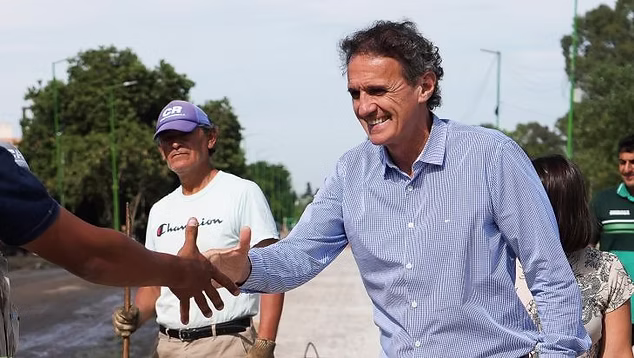 Katopodis, mientras pone ladrillos, atiende su agenda como precandidato