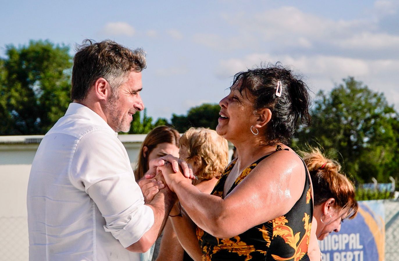 NOTICIAS PILAR: ACHAVAL ACOMPA&Ntilde;O A LOS VECINOS QUE DISFRUTAN LOS CLUBES MUNICIPALES EN VERANO.