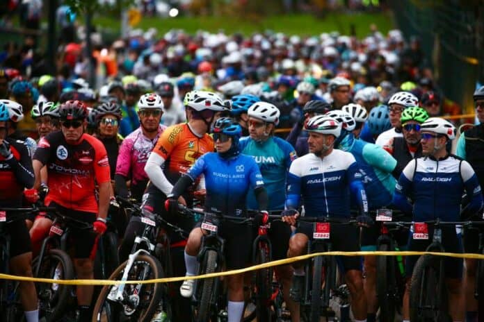 Con Scaloni como protagonista, miles de ciclistas corrieron por las avenidas y autopistas porte&ntilde;as en el Gran Fondo Buenos Aires
