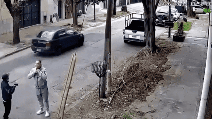 Caseros: un chico armado asalt&oacute; a un vecino y escap&oacute; con una banda en un auto robado