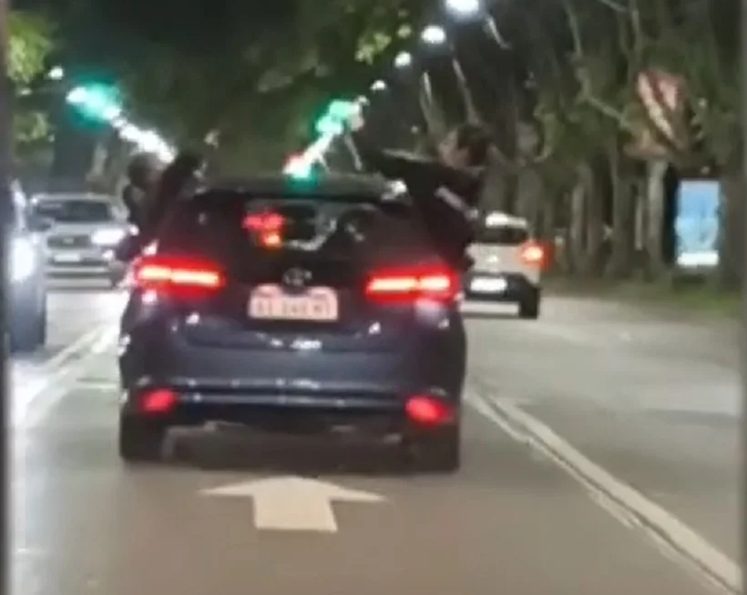 Locura al Volante en San Isidro: J&oacute;venes Exponen sus Vidas Colgando de un Auto en Movimiento