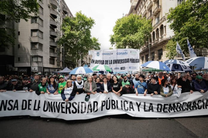 Kicillof participó de la Marcha Federal Universitaria y cuestionó el ajuste de Milei: “Ningún país puede desarrollarse destruyendo sus capacidades científicas”