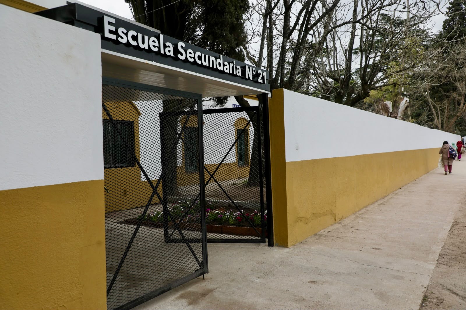 NOTICIAS PILAR:ACHAVAL RECORRIO LAS OBRAS QUE TRANSFORMARON LA PRIMARIA N&deg;16 Y LA SECUNDARIA N&deg; 21 DE LA LONJA.