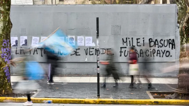 Los j&oacute;venes le dan la espalda a Milei