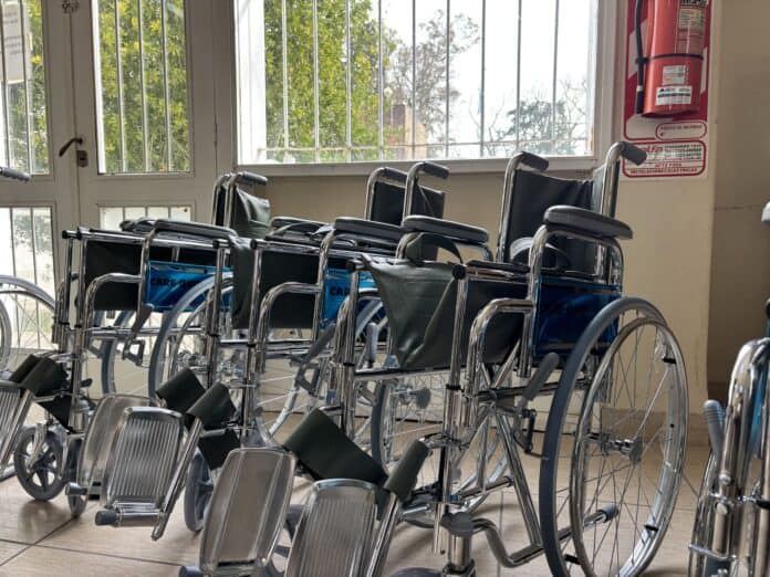 El Municipio de Luj&aacute;n entreg&oacute; 8 sillas de ruedas para residentes del Hogar Granja Padre Varela 
