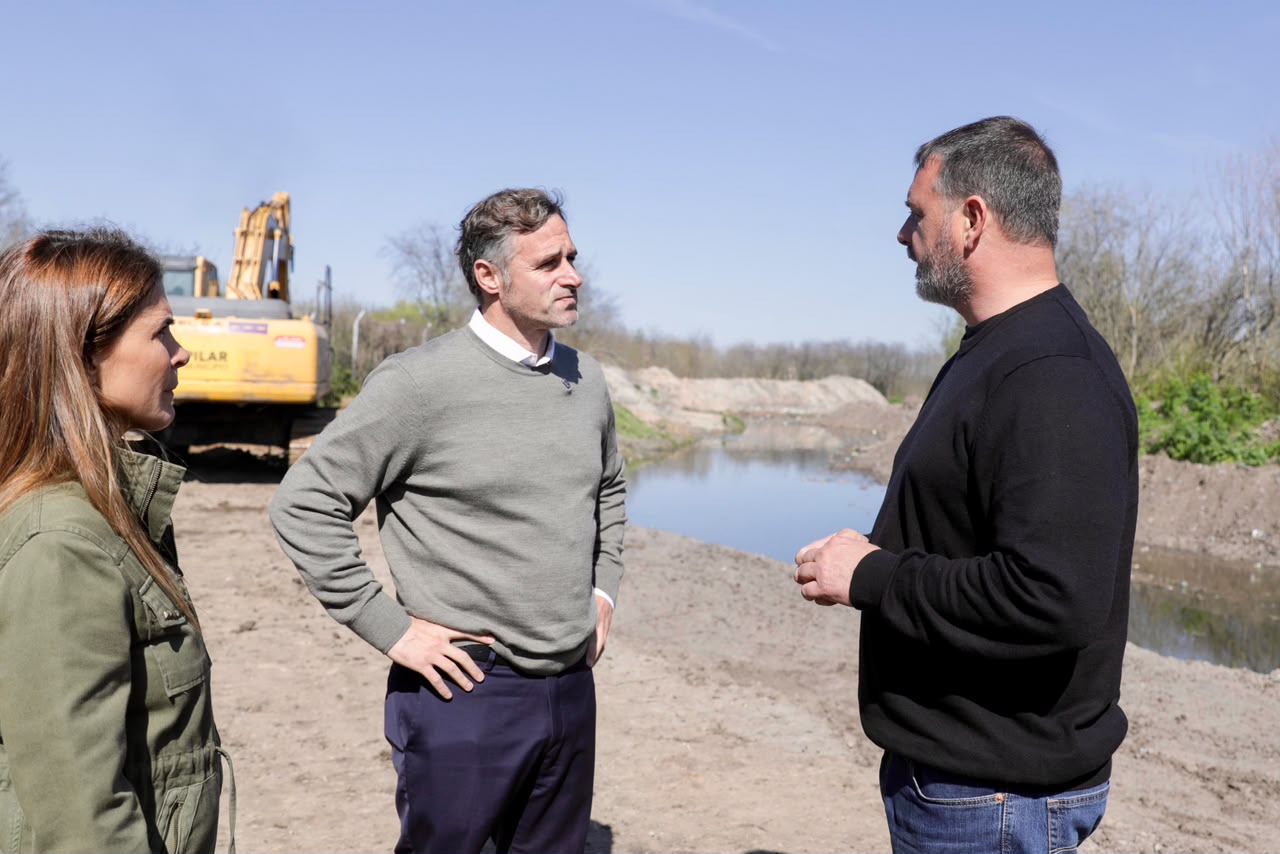 NOTICIAS PILAR: EL ARROYO PINAZO, DONDE LLEGO LA LIMPIEZA . PARA MEJORAR LA CIRCULACION DEL AGUA.