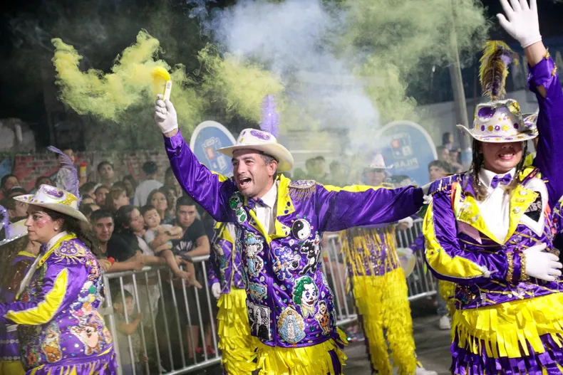 NOTICIAS PILAR: DESFILES DE COMPARSAS Y MURGAS EN PILAR.