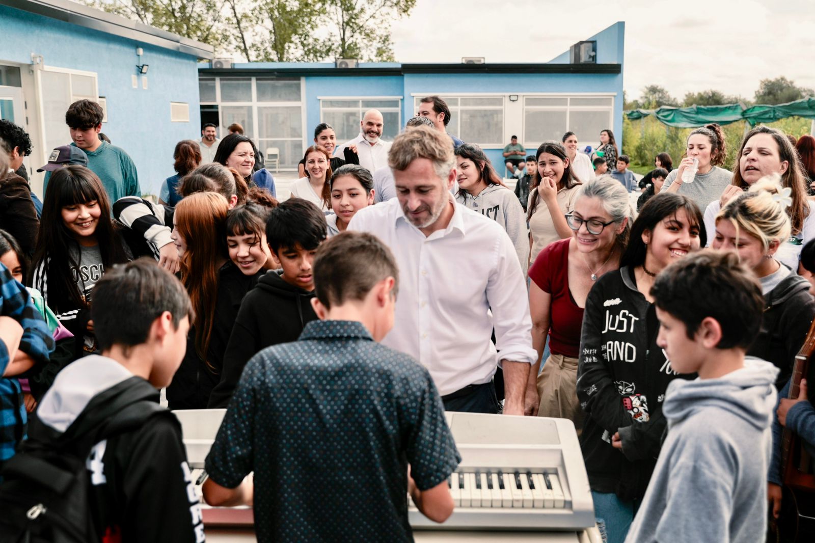 NOTICIAS PILAR: ACHAVAL ACOMA&Ntilde;O A LA COMUNIDAD  DE LA ESCUELA N&deg; 37 EN LA ENTREGA DE MATERIALES DE MUSICA.