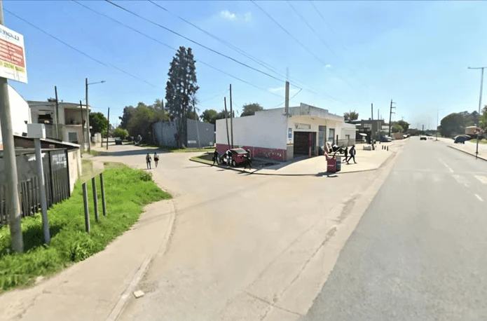 Motochorros apu&ntilde;alaron a un hombre que esperaba el colectivo en Villa Rosa