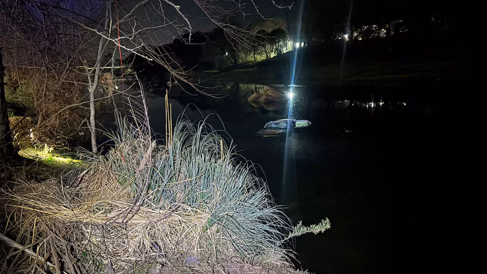 Un polic&iacute;a se arroj&oacute; a un r&iacute;o helado de C&oacute;rdoba para rescatar a un adolescente que cay&oacute; al agua con su auto