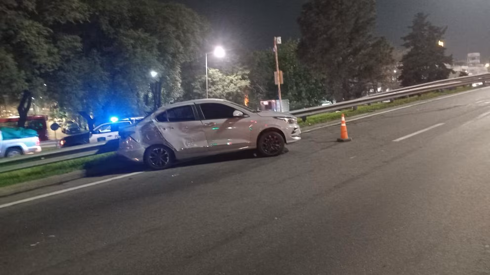 Un colectivo choc&oacute; en la General Paz y qued&oacute; sobre el muro divisorio de hormig&oacute;n de la autopista