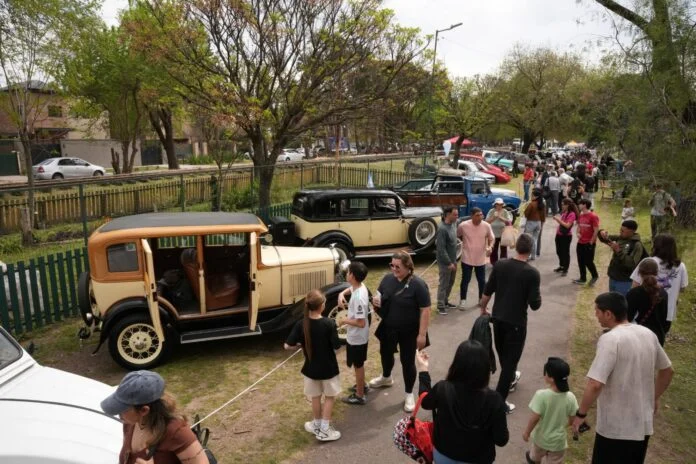 Gran desfile de autos cl&aacute;sicos, motos y bicicletas en San Miguel por las Fiestas Patronales