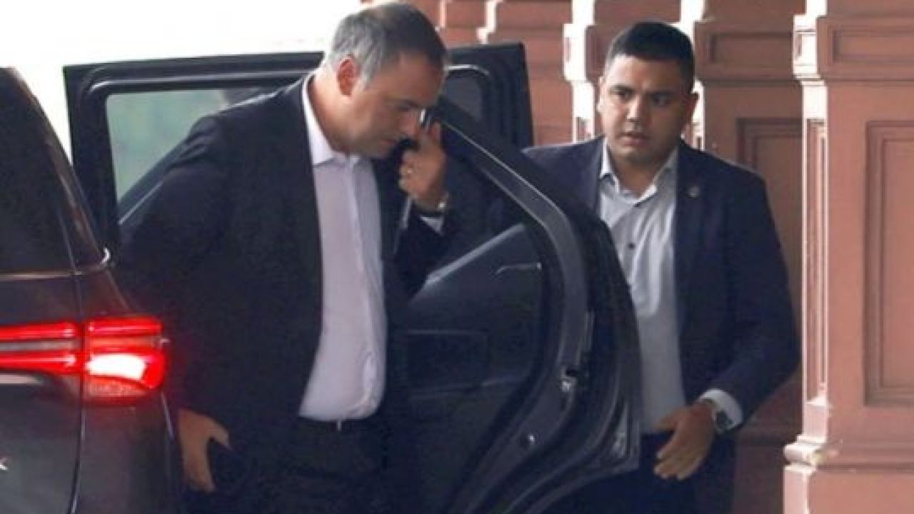 Las millonarias multas de tr&aacute;nsito del veh&iacute;culo oficial que sigue usando Adorni