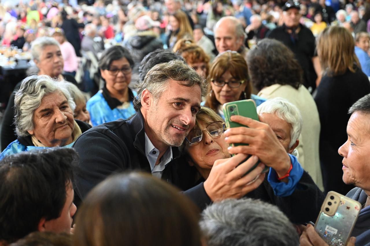 NOTICIAS PILAR:ACHAVAL ACOMPAÑO A LOS JUBILADOS EN SU DIA.