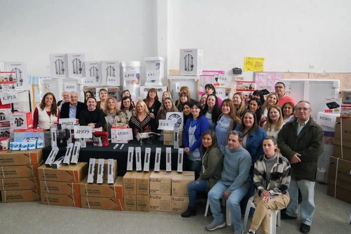 Escuelas de Ituzaing&oacute; recibieron equipamiento por $45 millones
