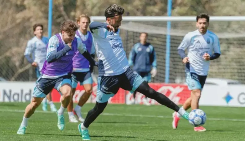 La Scaloneta se entrena y prueba variantes para los amistosos