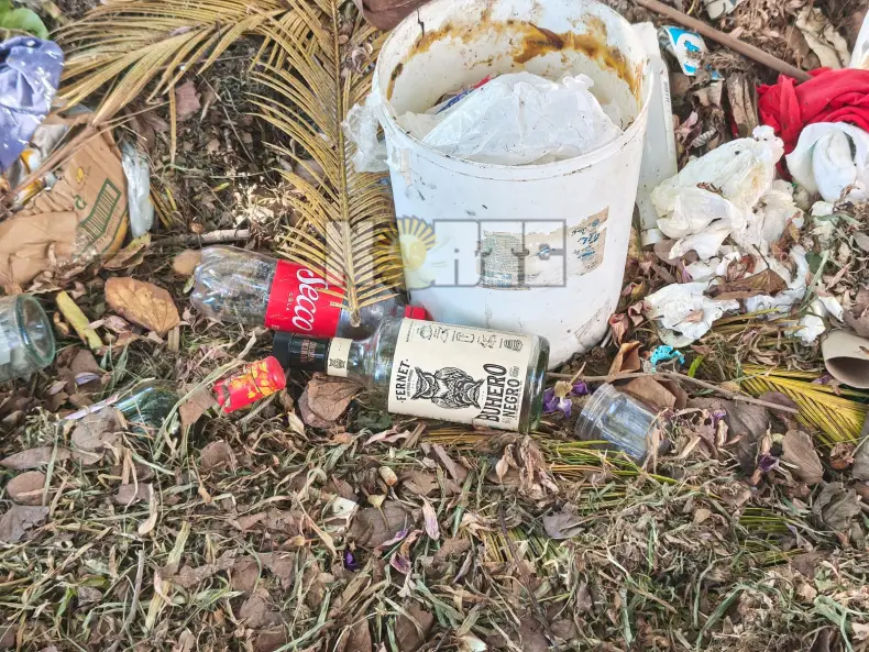 Vecinos del microcentro denuncian un basural a cielo abierto frente a la Escuela de Comercio N&deg;8