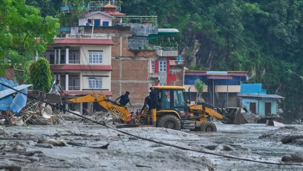 Al menos 55 muertos y 403 los desaparecidos  EN NEPAL
