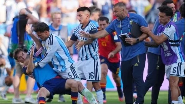 La FIFA acept&oacute; el pedido de la AFA y Paredes y Molina podr&aacute;n cumplir sus sanciones en amistosos