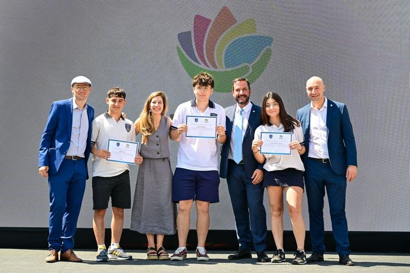 NOTICIAS ESCOBAR:EMOTIVO ACTO DE EGRESO DE LA PRIMERA CAMADA DE ESTUDIANTES DEL COLEGIO PREUNIVERSITARIO DR. RAMON A. CEREIJO